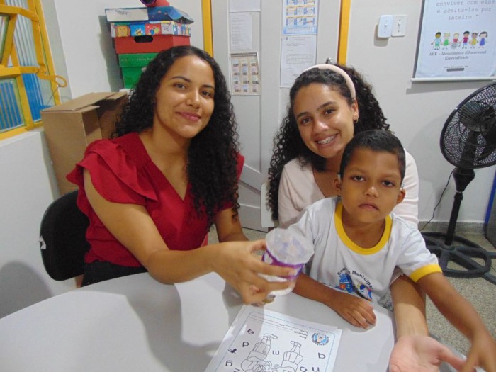 Smed contrata estagiária com deficiência auditiva para ensinar Libras a crianças surdas