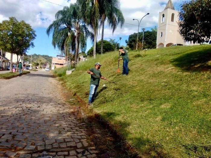 ÁREAS AJARDINADAS DE DISTRITOS RECEBEM MANUTENÇÃO