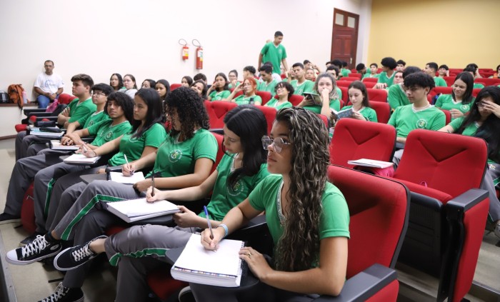 Alunos de Escola João Calvino participam de aulão do Pré-Enem Legal