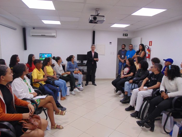 Finalistas do Projeto Lápis na Mão participam de workshop na TV Sudoeste sobre técnicas de redação