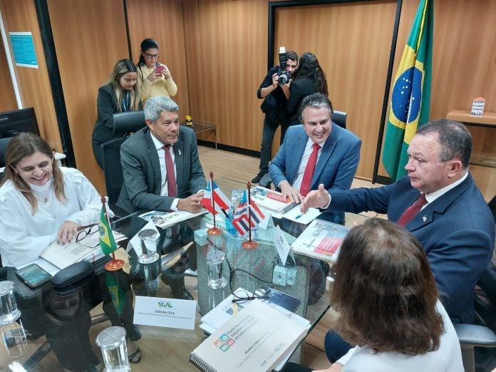 Em Brasília, Jerônimo trata da retomada de obras nas áreas de Habitação e Educação na Bahia