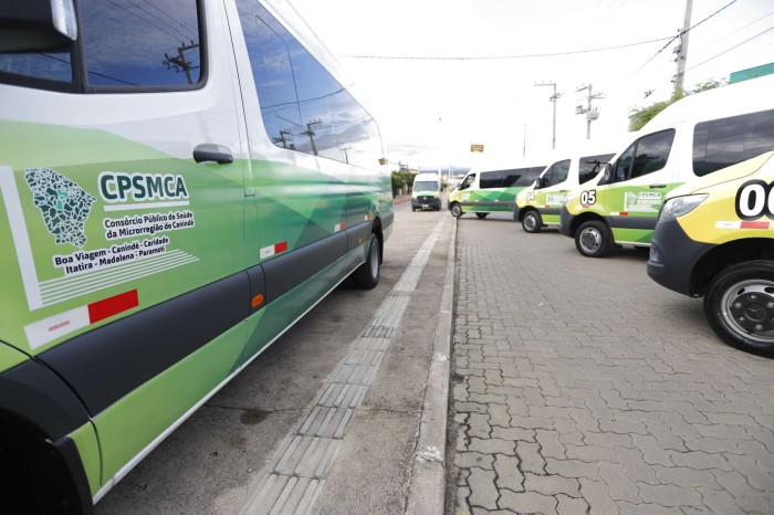Governo do Ceará realiza a entrega de vans para transportes de pacientes dos sertões de Canindé