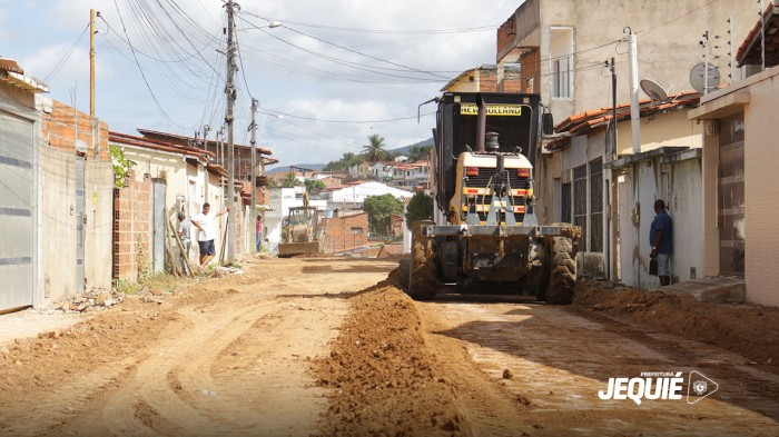 Prefeitura de Jequié inicia terraplanagem para pavimentação asfáltica da Rua dos Salmões e Rua Wilson Carlos de Oliveira Braga no Joaquim Romão