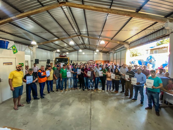 No Oeste, Secretaria da Agricultura entrega georreferenciamento para mais de 700 imóveis rurais