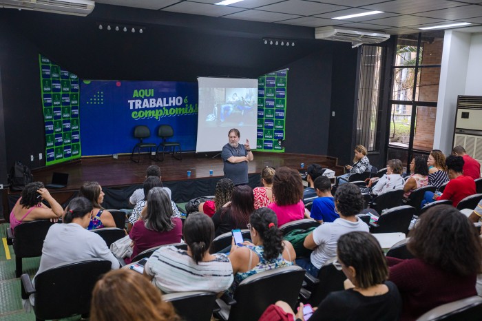 Seduc promove formação para professores sobre cadernos pedagógicos do Aprova Brasil