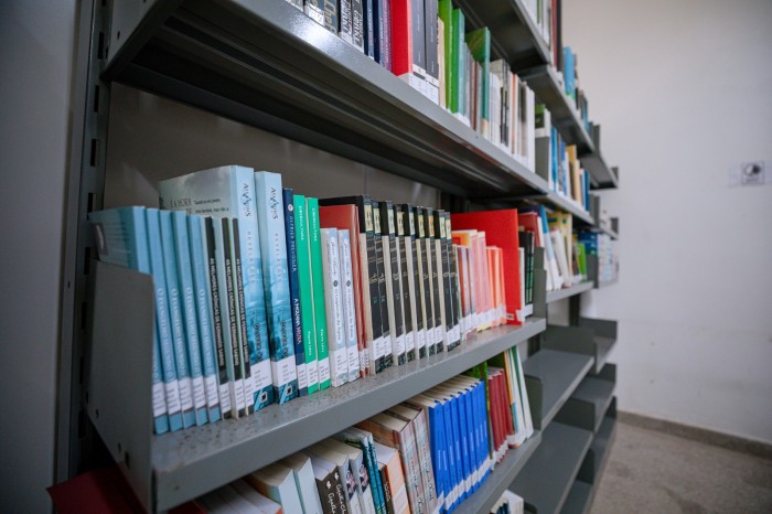 Biblioteca da Pracinhas da Cultura realiza empréstimo de livros