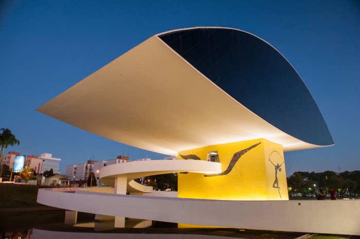 Museu Oscar Niemeyer promove exposição individual com 131 obras de Leila Pugnaloni