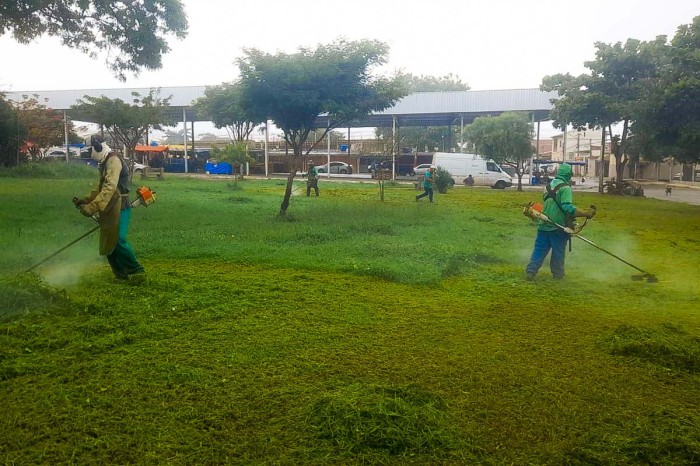 Secretaria Municipal de Meio Ambiente realiza ações de paisagismo e manutenção em diversas praças da cidade