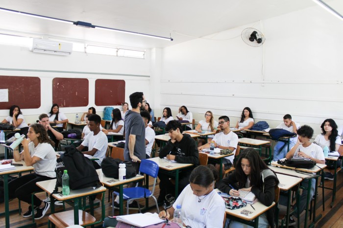 Estudantes do ensino médio podem participar do Programa Parlamento Jovem Brasileiro 2023