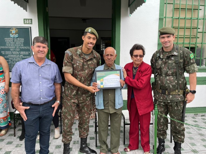 EX-COMBATENTE AGOSTINHO FERREIRA COMPLETA 100 ANOS E RECEBE HOMENAGEM DO TIRO DE GUERRA