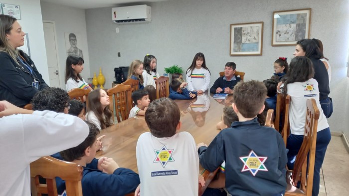 ESTUDANTES DO COLÉGIO ISRAEL VISITAM PREFEITURA DE GUAÇUÍ