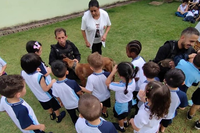 Projeto educativo sobre animais em CMEIs de Maringá tem apoio de cães da Polícia Penal