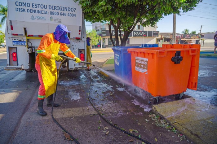 Lavagem de contentores reforça higiene urbana em Lucas do Rio Verde