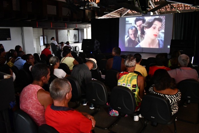 Garantindo acesso lazer, arte, diversão e cultura, CAPS III promove sessão de cinema para usuários