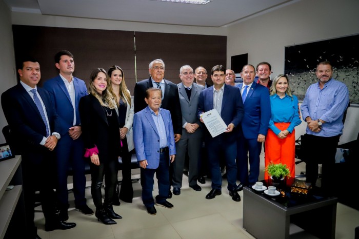 Na Assomasul, prefeito participa de ato de assinatura para difundir Programa Lar Legal em MS