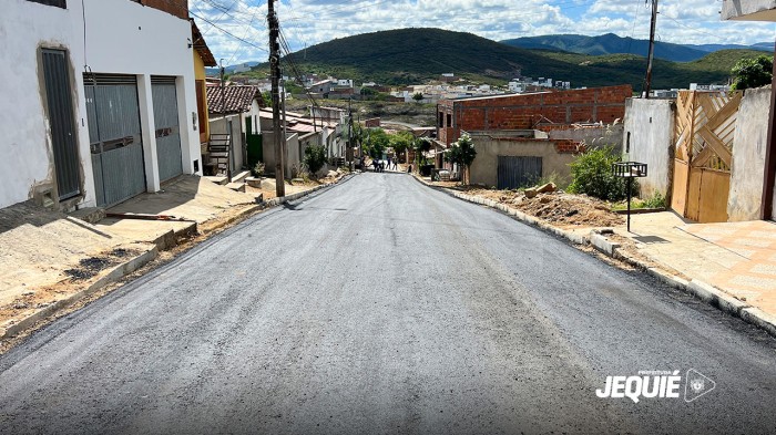 Prefeitura de Jequié segue com programa Asfalto Novo Por Toda Cidade no bairro Pompílio Sampaio