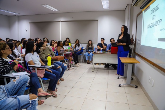 Procon realiza palestra sobre direitos básicos do consumidor para estudantes do Senac