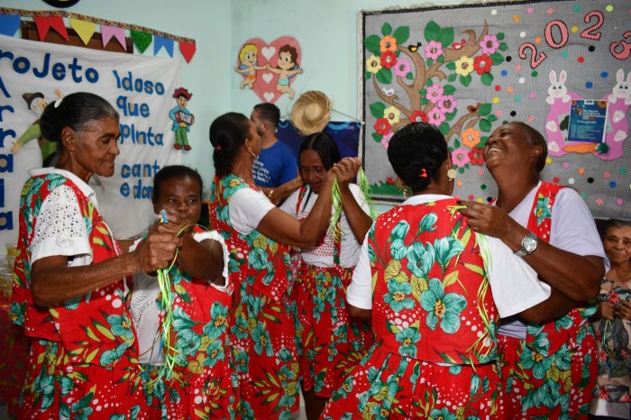 Comidas típicas e arrasta-pé no São João promovido pela Prefeitura de Alagoinhas nos Lares de Idosos