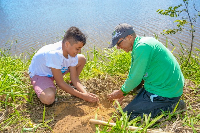 Adolescentes do Nuca plantam 40 mudas nativas no entorno da Lagoa das Bateias