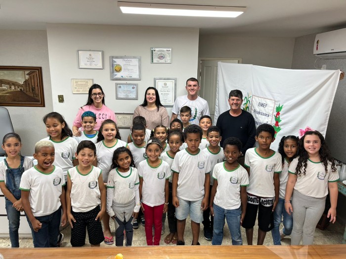 ALUNOS DA ESCOLA MUNICIPAL "PROFESSORA ELVIRA BRUZZI" VISITAM PREFEITURA DE GUAÇUÍ