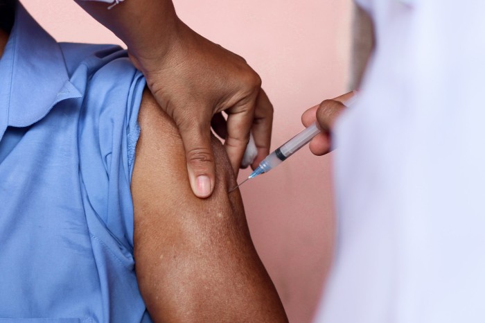 Prefeitura realiza vacinação contra Covid-19 e Influenza em dois pontos no Centro da cidade