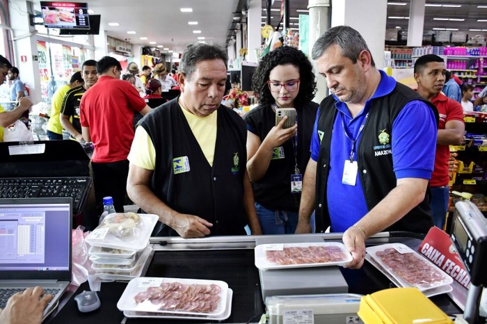 Ipem-AM flagra irregularidades na pesagem de produtos e notifica supermercado na zona leste de Manaus 
