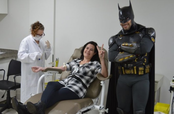 ‘Batman’ da Liga do Bem incentiva doação de sangue em visita ao HRMS