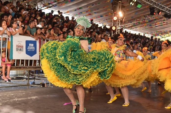 Campeonato Estadual reúne mais de 50 quadrilhas na Praça da Revolução, em Periperi  