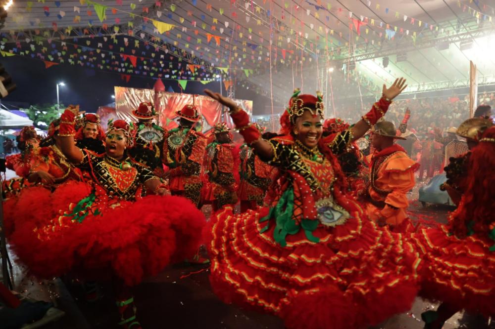 Campeonato de quadrilhas promovido pelo Estado reúne 10 mil pessoas em Periperi, bairro de Salvador. 