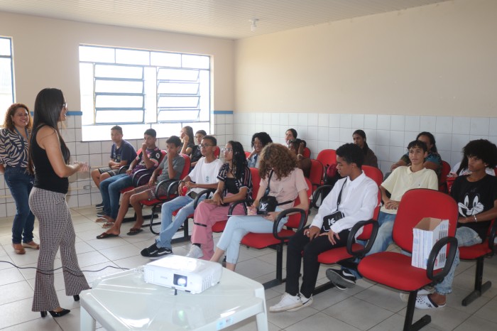 Semdes e CIEE realizam oficina sobre mercado de trabalho para jovens aprendizes vinculados ao Cras