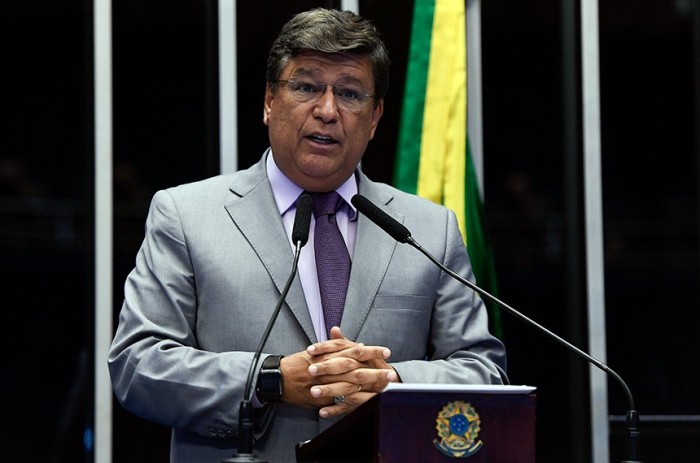 Carlos Viana propõe incentivo financeiro à adoção tardia