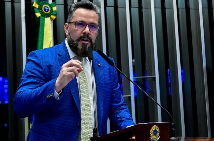 Alan Rick denuncia boicote a médicos formados no exterior