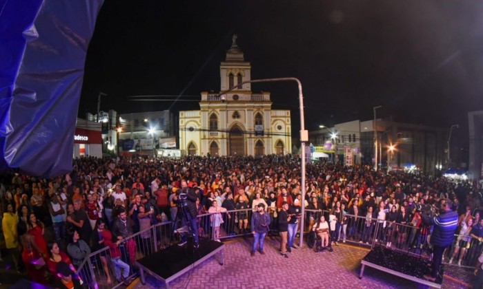 Noite dos Namorados: Adilson Ramos, Amor Eterno e Nonato Neto levam grande público à Avenida Santo Antônio