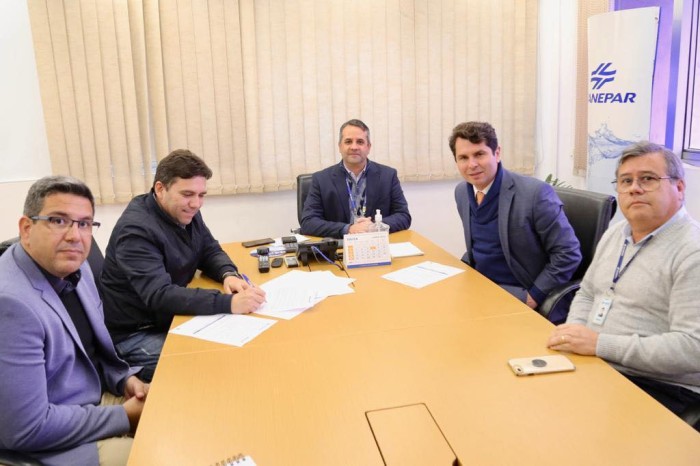 IBAITI - Prefeito Dr. Antonely e deputado Alexandre Curi assinam convênio na Sanepar para as obras do abastecimento de água potável do Parque Industrial Liberato Regazzo