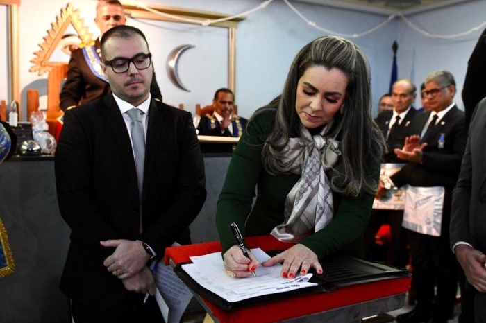 Cinthia Ribeiro assina decreto de concessão de área para construção de casa de apoio