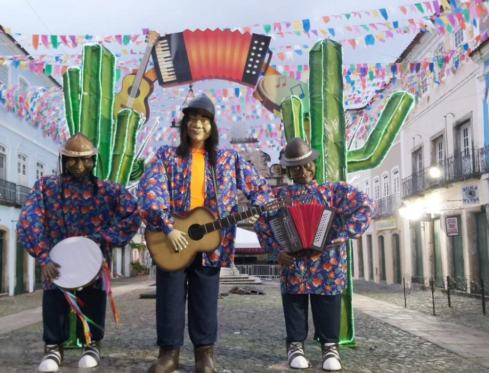 Bonecos, bandeirolas e balões gigantes enfeitam Centro Histórico para o São João da Bahia.