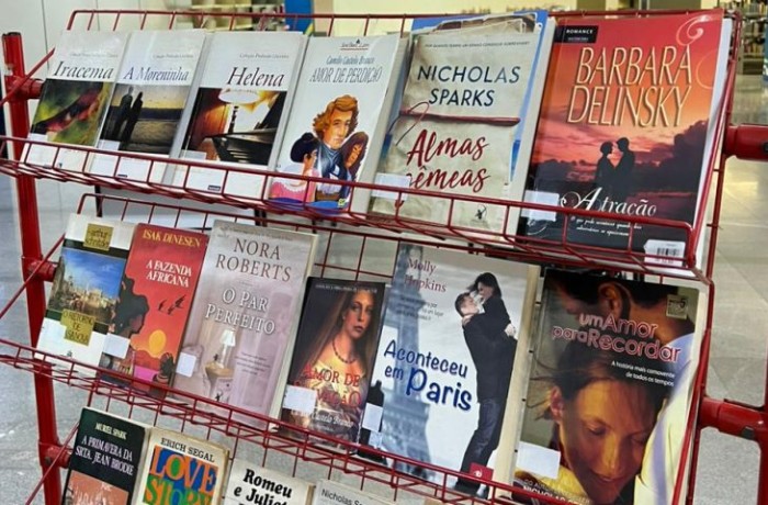 Biblioteca Pública Estadual tem exposição de romances clássicos e contemporâneos para aquecer os corações
