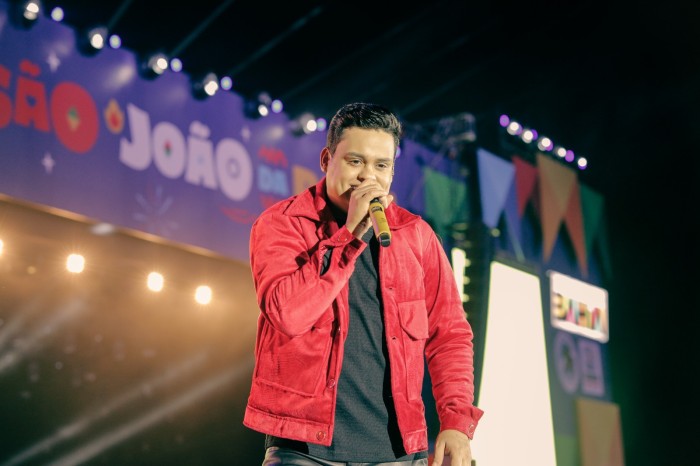 Thiago Aquino anima multidão no Parque de Exposições nesta quinta (22)