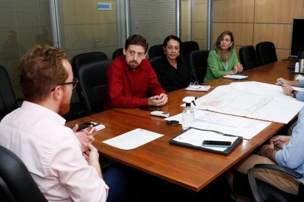 Prefeito se reúne com secretário de educação do estado Vitor de Angelo e apresenta projeto de escola.