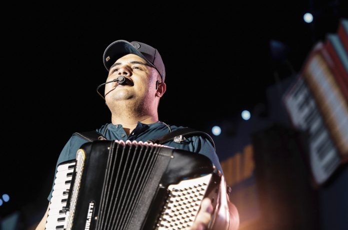 Tarcísio do Acordeon agita público com seu piseiro