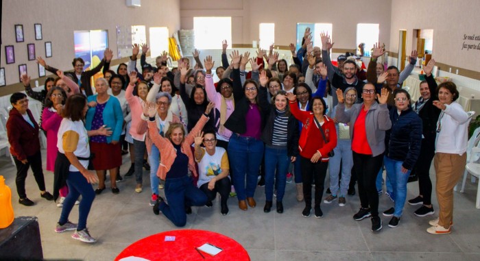 Profissionais do CRAS realizam roda de conversa com idosos do SCFV sobre os programas de benefícios