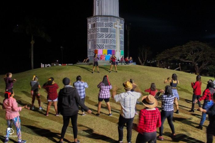CRAS DE GUAÇUÍ REALIZA AULÃO JULINO DE DANÇA E FUNCIONAL NO CRISTO REDENTOR