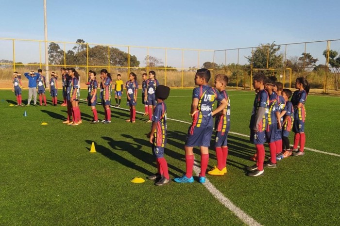 As Crianças Jogam Futebol Na Grama, Mantêm O Pé Na Bola. O