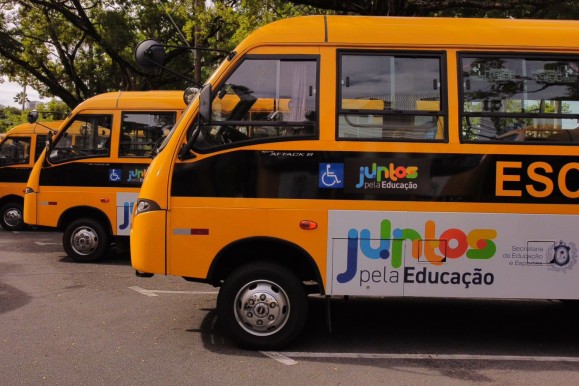 Governadora Raquel Lyra entrega 101 ônibus escolares aos municípios de Pernambuco