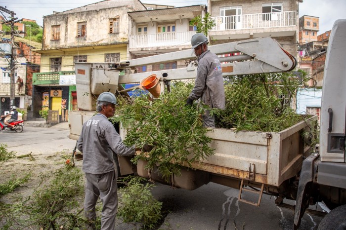 Candeias: SESP realiza poda de árvores na área urbana do município 