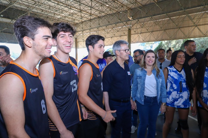 Jovens atletas de projeto esportivo vencem jogo após doação de