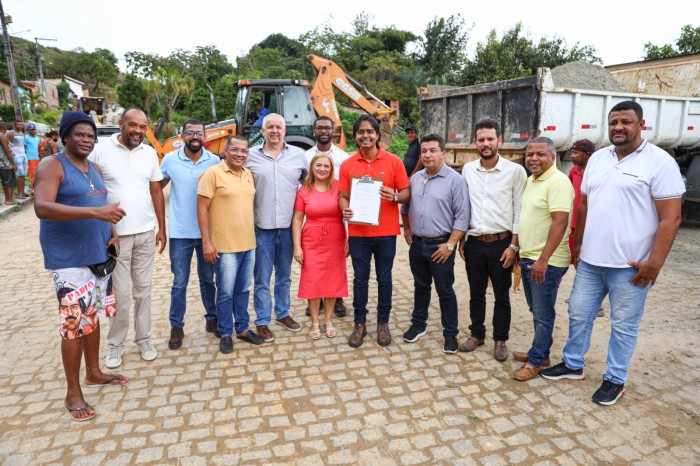 Candeias: Em comemoração ao aniversário da cidade, Gestão assina Ordem de Serviço para pavimentação do Malembá de Baixo
