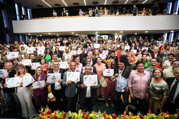 Idepe 2023: Governadora Raquel Lyra entrega prêmio aos destaques da educação do Estado