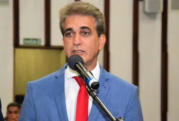 Robinson Almeida defende reativação do estaleiro Paraguaçu e anuncia visita de comitiva em Maragogipe para discutir assunto. 