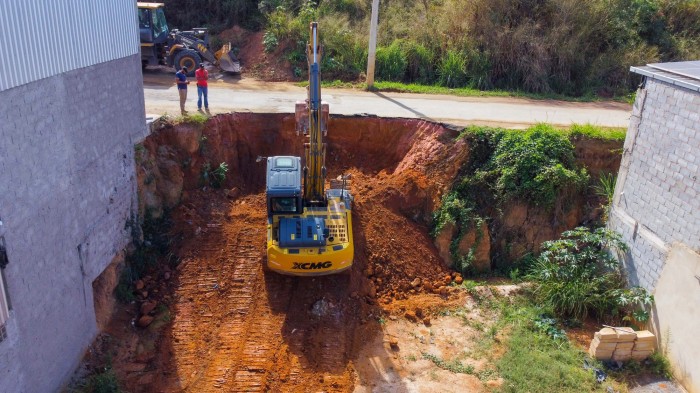 Prefeitura executa manutenção de asfalto danificado por chuvas no Parque Industrial